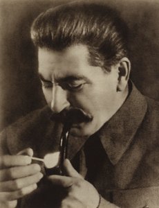 Sovjetleider Joseph Stalin steekt zijn pijp aan, 1936
